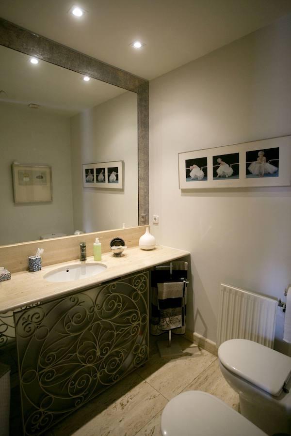 El mobiliario está marcado por su gusto personal, marcadamente minimalista y de estilos diferentes. Marilyn está presente hasta en el cuarto de baño, donde retratos de la artista complementan un mueble enrejado.