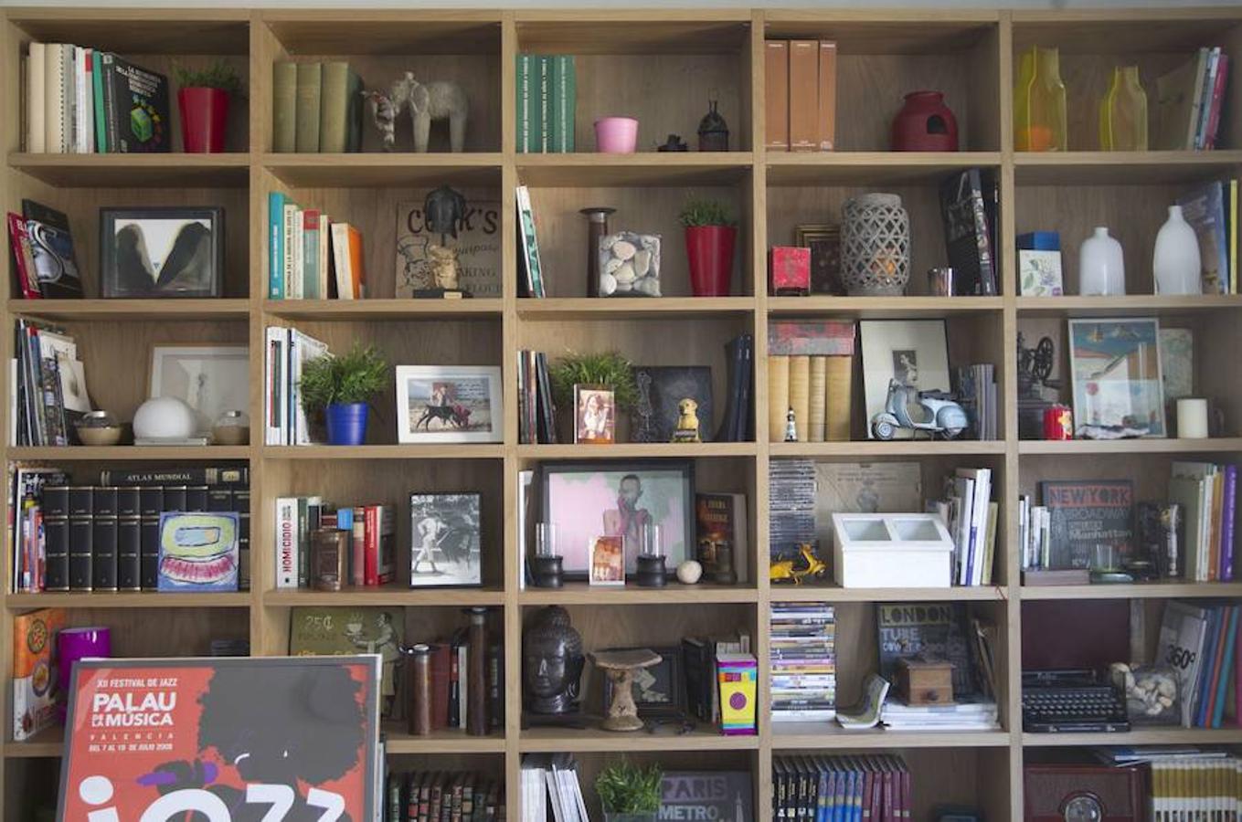 El director transformó una antigua casa familiar con diez habitaciones en una superficie continua y diáfana repleta de recuerdos personales y de viajes. La decoración para él es algo progresivo, que se va creando poco a poco.