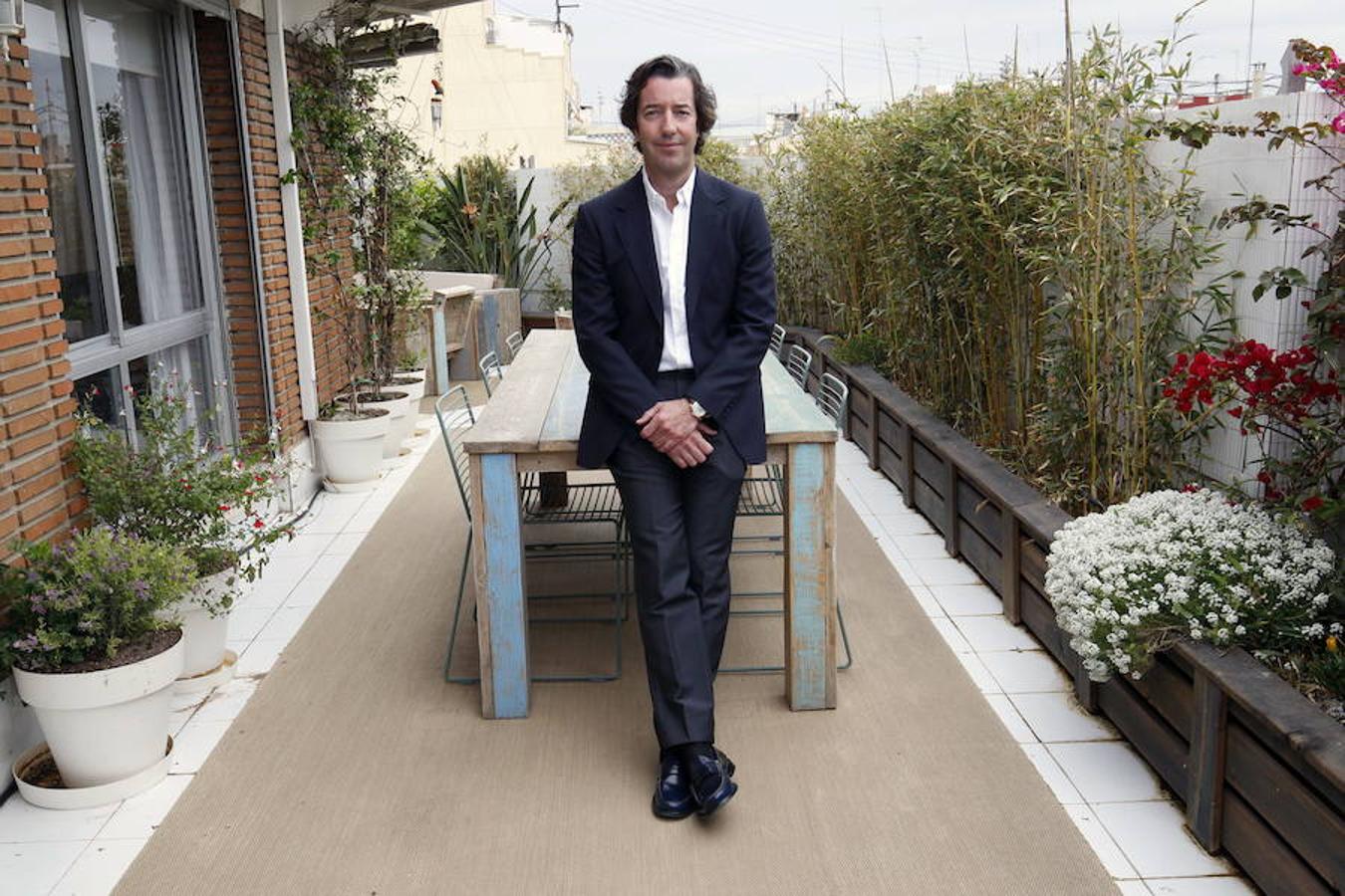 JOSÉ GONZÁLEZ | El oftalmólogo tiene un ático en la calle Colón que es una especie de 'casa de campo' en pleno centro de Valencia. La terraza, un pequeño vergel, es el corazón del inmueble.