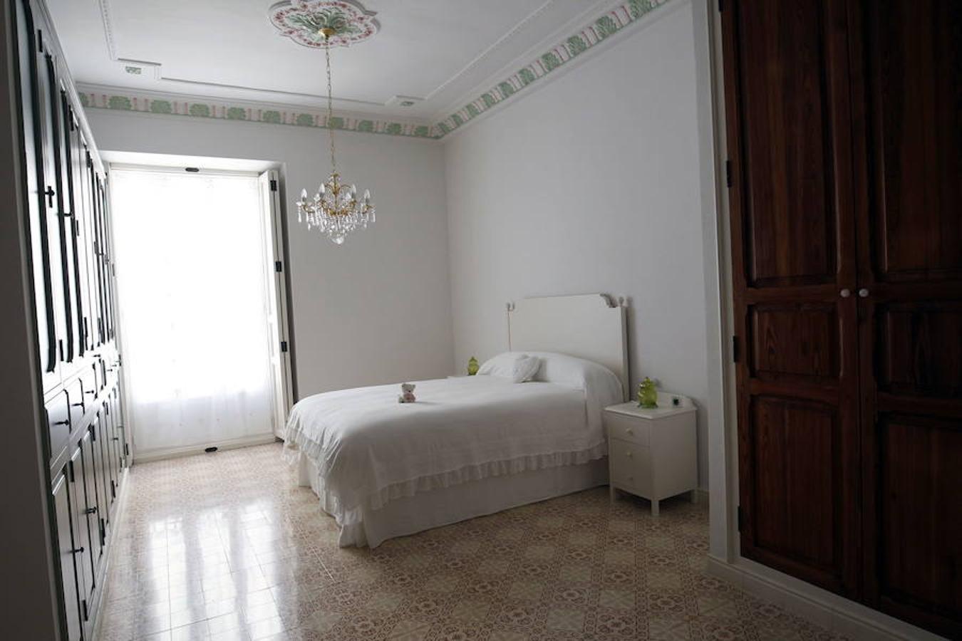 Su salón combina baldosas nuevas con el mosaico original y el suelo de su habitación, diseñado por ella, es hidráulico y una de sus debilidades. 
