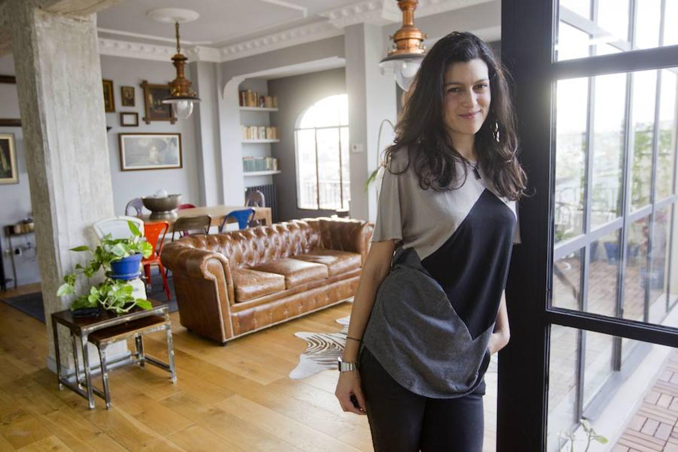 MARÍA PAULA OCAMPO | La casa de la restauradora se encuentra en Velluters y está reformada respetando al máximo los elementos originales. Un torrente de luz inunda la vivienda a través de sus privilegiados ventanales, que ocupan una de las paredes del salón y ofrecen unas espectaculares vistas panorámicas del casco antiguo.