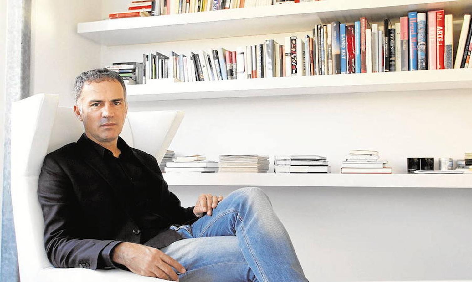 RAMÓN ESTEVE | El arquitecto estrella posee un estudio-vivienda en el barrio del Carmen que alcanza la elegancia desde la austeridad. Compró hace quince años el solar donde hoy se encuentra su casa en este enclave histórico.