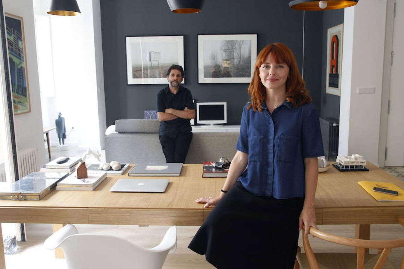 SONIA RAYOS E IBÁN RAMON | La vivienda de la arquitecta y el diseñador gráfico está en pleno Ruzafa, muy próxima al corazón de la ciudad. Es un lugar amplio y muy luminoso, pensado para la gran familia que forman entre los dos. 