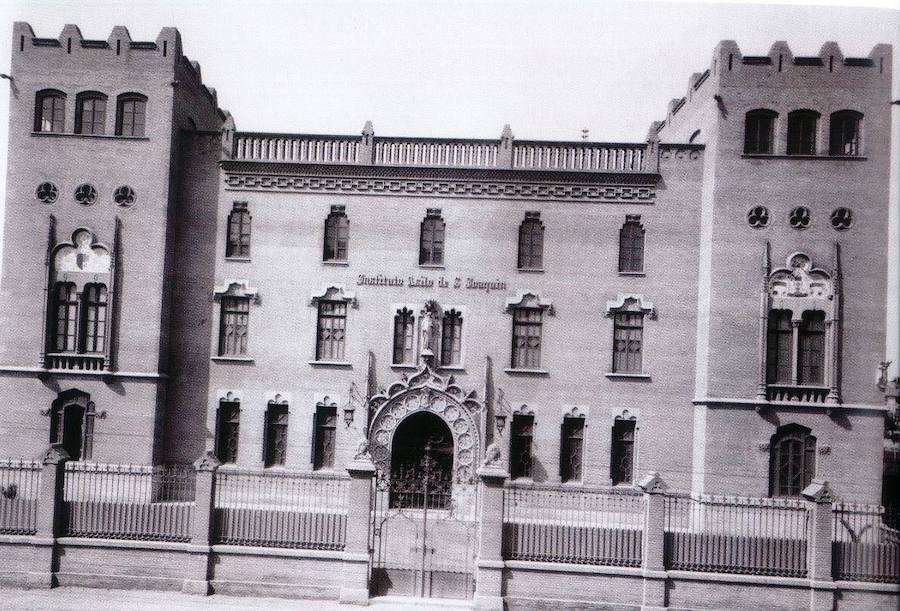 Instituto-Asilo de San Joaquín | Ubicado en lo que actualmente es el número 20 de la calle Almirante Cadarso, el edificio fue obra del afamado arquitecto modernista Demetrio Ribes. Erigido en 1918, de estilo neogótico y con una imponente verja que rodeaba al jardín circundante, el edificio pasó a convertirse en julio de 1936 en el Instituto Blasco Ibáñez-San Vicente Ferrer. -Archivo José Huguet. Imagen incluida en el libro 'La Valencia desconocida'-.