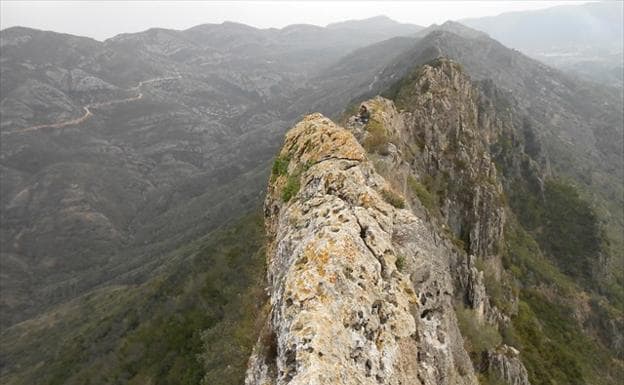 Imagen principal - El acceso a la cresta de la sierra empieza a mostrarse ante la vista del caminante.