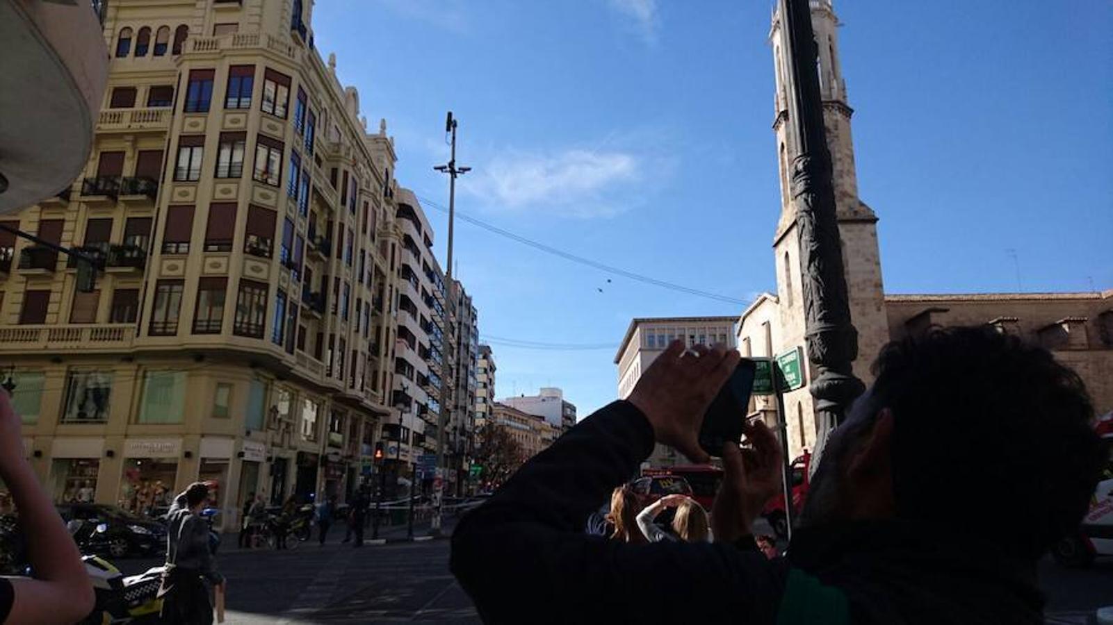 Fotos: La Policía Nacional salva la vida de un hombre en el centro de Valencia