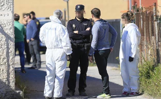 Agentes de policía en el lugar del crimen, en el Grao de Castellón.