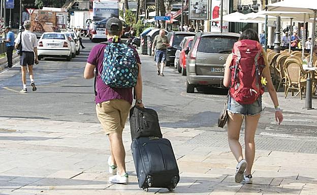 Viajes combinados: si surge algún problema con las excursiones contratadas o los hoteles, ¿cómo debo actuar?