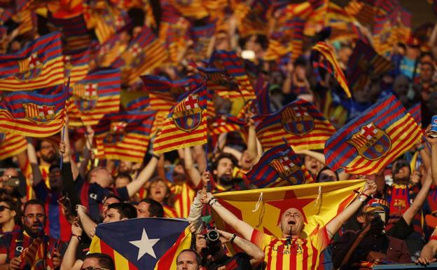 Aficionados del Barcelona, algunos con esteladas, animan a su equipo durante la final de Copa de 2016. 