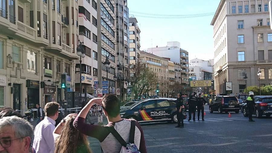 Fotos: La Policía Nacional salva la vida de un hombre en el centro de Valencia