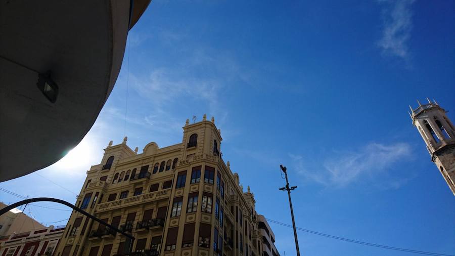 Fotos: La Policía Nacional salva la vida de un hombre en el centro de Valencia