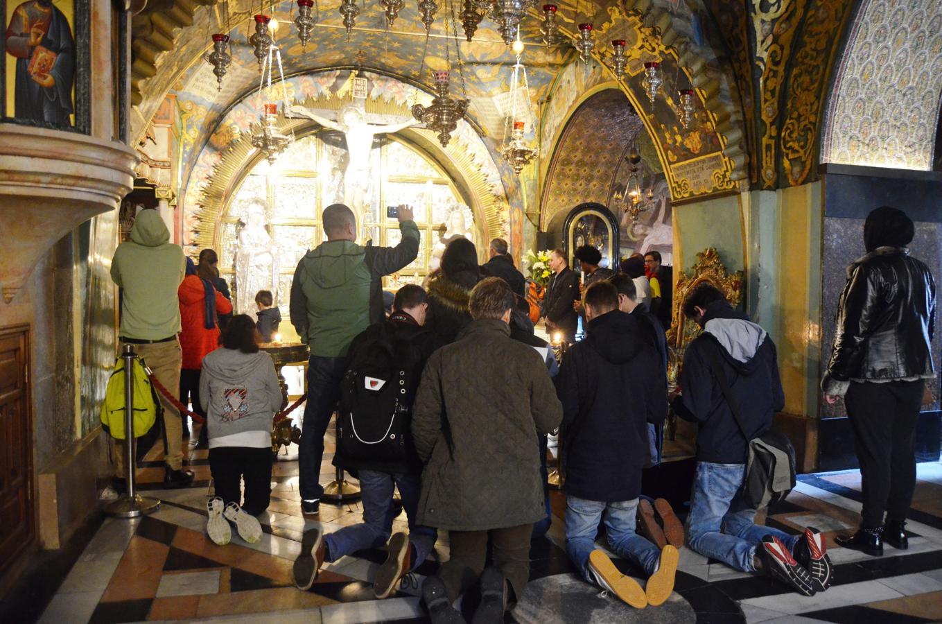 CAPILLA DE LA CRUCIFIXIÓN | Justo después de la capilla del Calvario se encuentra la de la Crucifixión, lugar del suplicio de Jesucristo. Aquí los fieles se pueden arrodillar ante el altar para tocar, a través de un disco de plata, el punto en el que se cree que se clavó la cruz sobre el Gólgota.