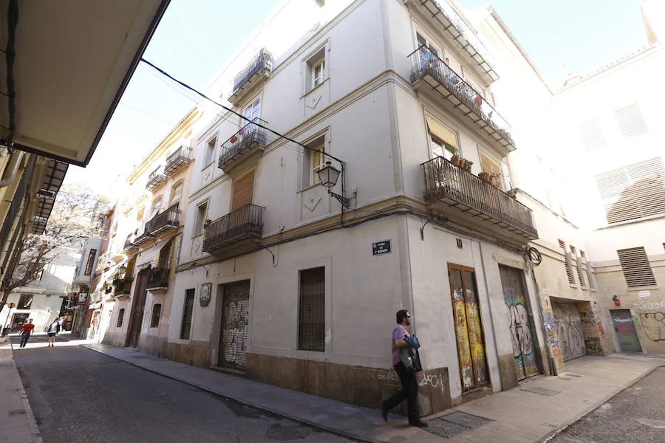 La casa encantada de la plaza del Esparto | En el año 1915 un extraño misterio acaparó las páginas de los periódicos de la época. La familia Colmenero, que vivía en el entresuelo del número 7 de la plaza del Esparto de Valencia (en pleno corazón del barrio del Carmen), comenzó a escuchar ruidos y sucesos inexplicables. Pero, ¿de dónde procedían? La prensa, que se hizo eco del suceso, bautizó a la vivienda como 'La casa de tócame Roque' o 'la casa del duende'. La teoría paranormal comenzó a correr como la pólvora. De hecho, se trata del primer caso registrado de 'poltergeist' en España. 