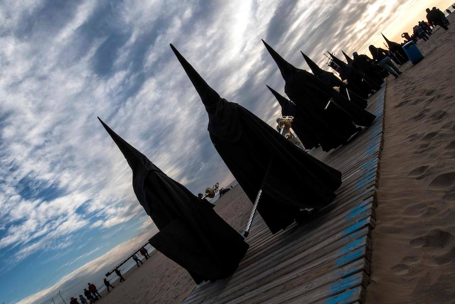 Fotos: La Semana Santa Marinera de Valencia 2018 lleva a los Cristos a la playa