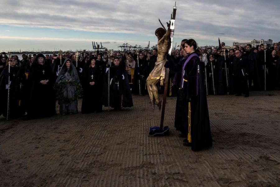 Fotos: La Semana Santa Marinera de Valencia 2018 lleva a los Cristos a la playa