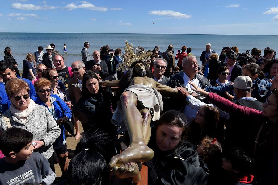 Fotos: La Semana Santa Marinera de Valencia 2018 lleva a los Cristos a la playa