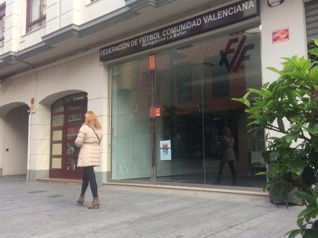 La entrada de la sede de la federación de fútbol en Gandia. 