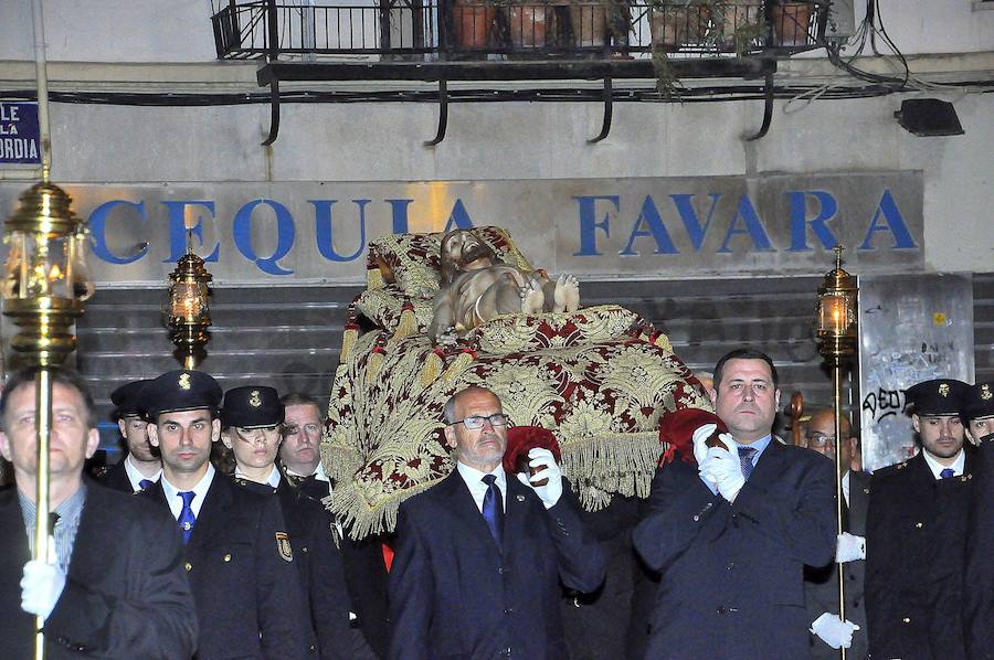 El cardenal arzobispo de Valencia, Antonio Cañizares, presidió ayer la procesión del Santo Entierro por Ciutat Vella cuya celebración recuperó el pasado año la parroquia de San Nicolás.Durante el recorrido, la Cofradía del Cristo del Fossar portó a hombros la talla de un Cristo yacente de siglo XVIII y estuvieron acompañados por el Centro Instructivo Musical de Alfafar y la colla Tío Vaina.