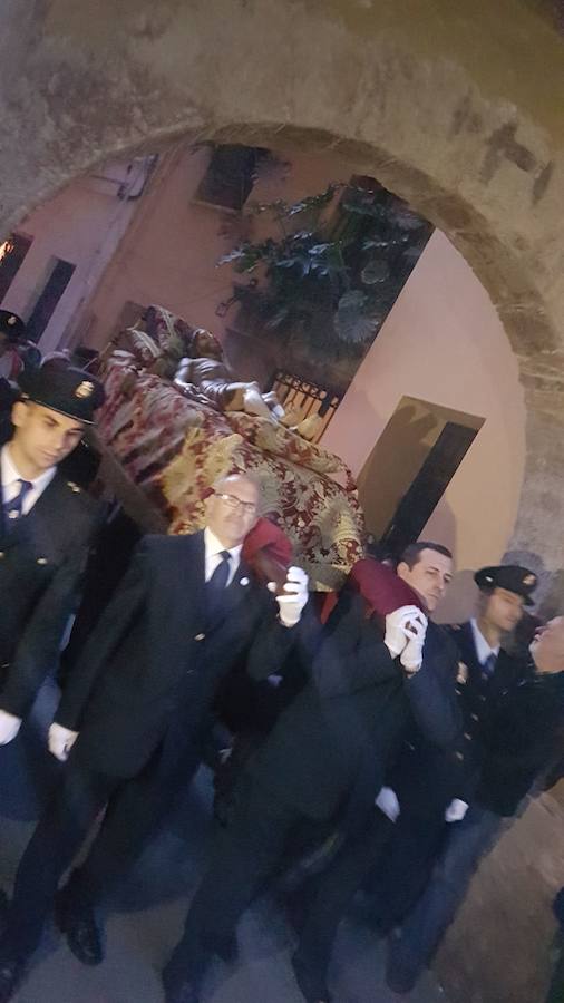 El cardenal arzobispo de Valencia, Antonio Cañizares, presidió ayer la procesión del Santo Entierro por Ciutat Vella cuya celebración recuperó el pasado año la parroquia de San Nicolás.Durante el recorrido, la Cofradía del Cristo del Fossar portó a hombros la talla de un Cristo yacente de siglo XVIII y estuvieron acompañados por el Centro Instructivo Musical de Alfafar y la colla Tío Vaina.