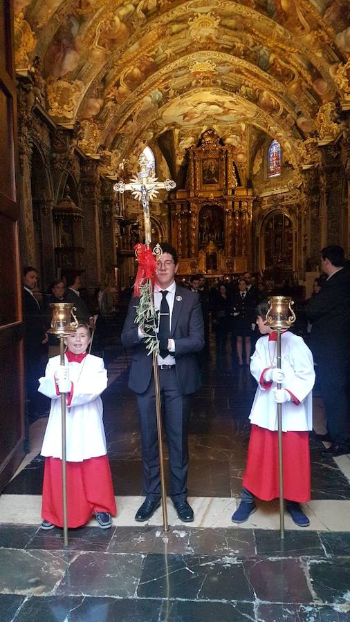 El cardenal arzobispo de Valencia, Antonio Cañizares, presidió ayer la procesión del Santo Entierro por Ciutat Vella cuya celebración recuperó el pasado año la parroquia de San Nicolás.Durante el recorrido, la Cofradía del Cristo del Fossar portó a hombros la talla de un Cristo yacente de siglo XVIII y estuvieron acompañados por el Centro Instructivo Musical de Alfafar y la colla Tío Vaina.