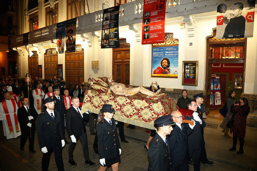 El cardenal arzobispo de Valencia, Antonio Cañizares, presidió ayer la procesión del Santo Entierro por Ciutat Vella cuya celebración recuperó el pasado año la parroquia de San Nicolás.Durante el recorrido, la Cofradía del Cristo del Fossar portó a hombros la talla de un Cristo yacente de siglo XVIII y estuvieron acompañados por el Centro Instructivo Musical de Alfafar y la colla Tío Vaina.