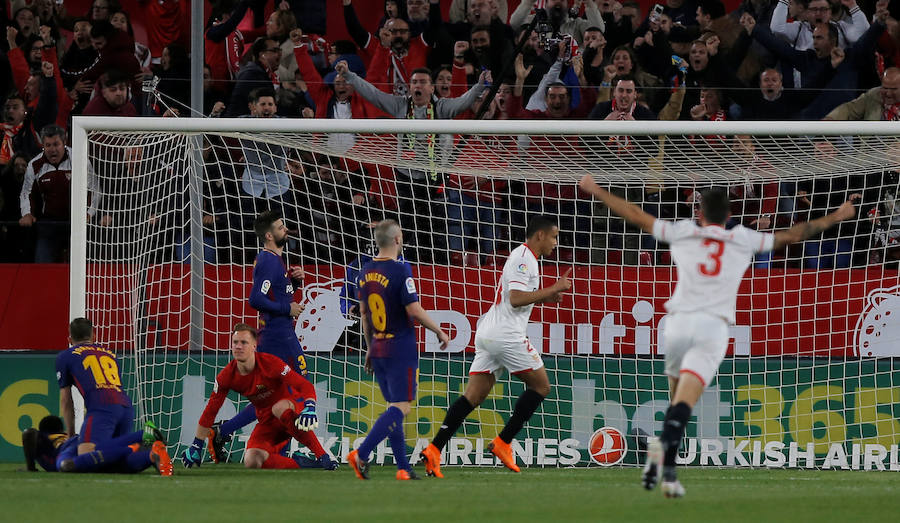 El líder salvó un punto en su visita al Sánchez Pizjuán (2-2) al neutralizar con tantos de Luis Suárez y Messi los goles de Franco Vázquez y Muriel.