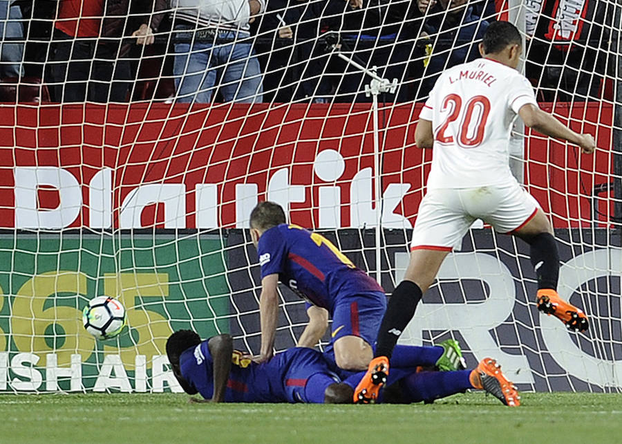 El líder salvó un punto en su visita al Sánchez Pizjuán (2-2) al neutralizar con tantos de Luis Suárez y Messi los goles de Franco Vázquez y Muriel.