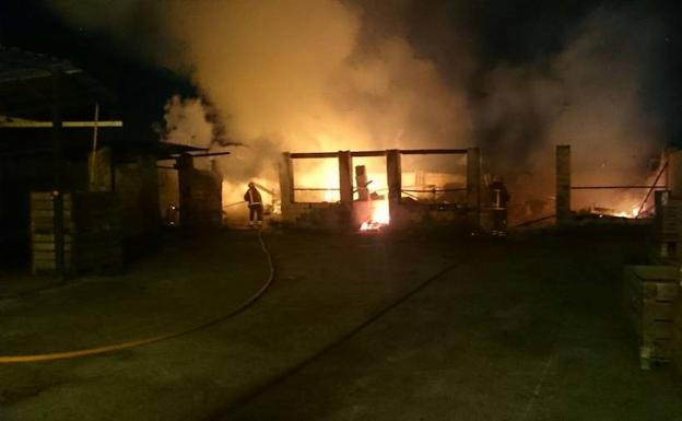 Arde un antiguo almacén de fruta de Rafelbunyol