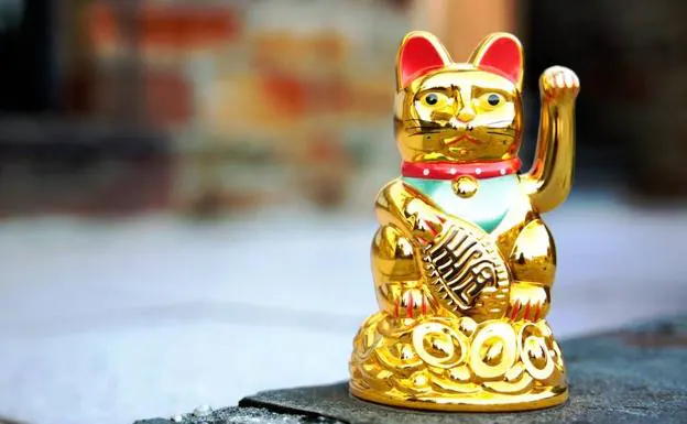 ¿Qué significado tiene el gato chino que mueve el brazo?