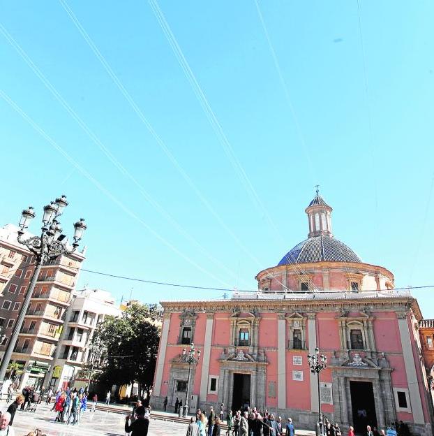 La fachada de la Basílica, con el nuevo toldo recogido. 