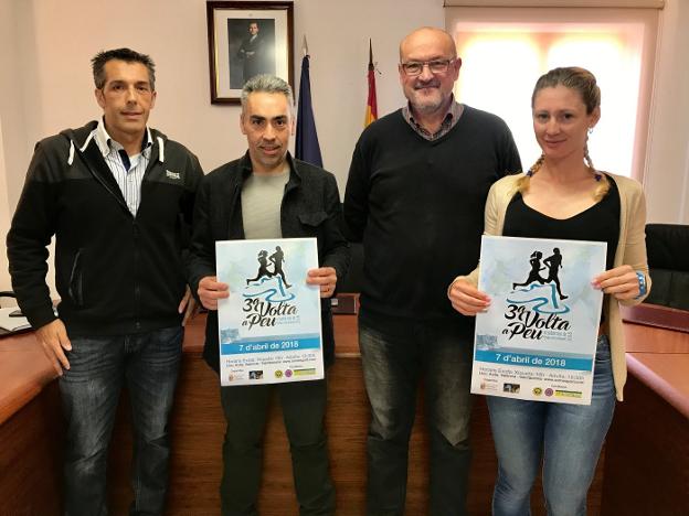 Los ediles de Benitatxell junto a los organizadores de la carrera. 