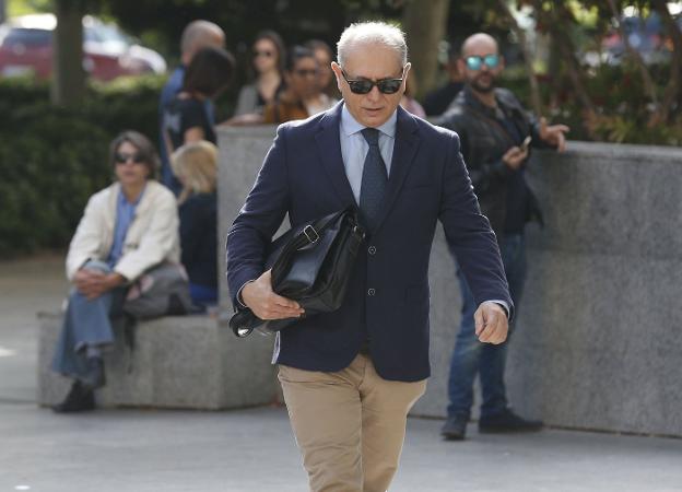 Enrique Crespo en las inmediaciones de los juzgados de Valencia. 