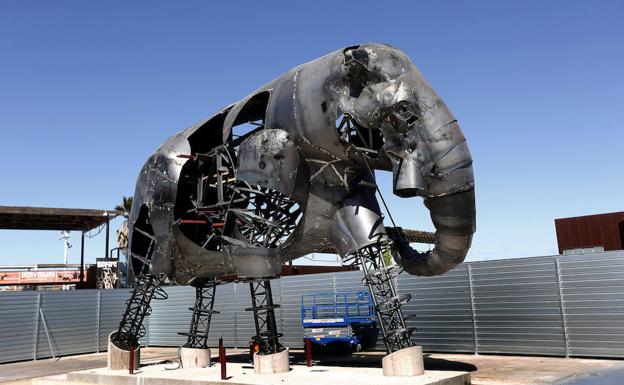Un elefante de 11 metros vigila ya el Bioparc