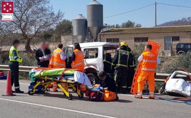 Un muerto y dos heridos al chocar un todoterreno y un camión en Les Coves de Vinromà