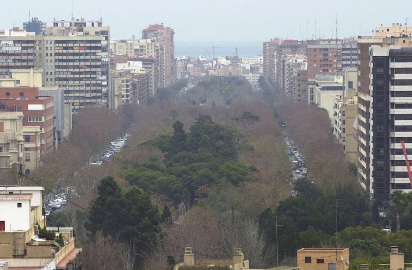 9.- Avenida de Blasco Ibáñez | Conocido como "camino-paseo hasta el mar", el proyecto fue aprobado por ley de 1 de agosto de 1893 con el objeto de unir la ciudad desde los jardines del Real con los poblados marítimos. Concebido originalmente por Casimiro Meseguer, siguiendo los modelos de Howard y Arturo Soria, pretendía crear "la ciudad jardín" de la burguesía con una primera fila de villas exentas sobre grandes parcelas y una segunda de viviendas económicas entre medianeras.