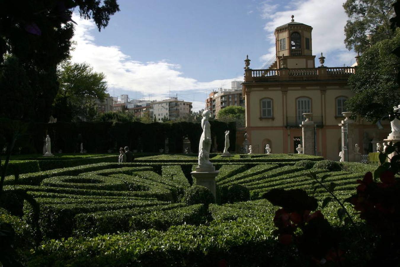 4.- Jardín de Monforte (Carrer de Montfort, S/N) | Con una superficie aproximada de 12.000 metros cuadrados, el jardín de Monforte -que en 1941 fue declarado Jardín Artístico Nacional, quedando bajo la protección del Estado- cuenta con una gran cantidad de bellas estatuas (concretamente 33), relajantes fuentes ornamentales y figuras de plantas recortadas, árboles y arbustos de gran belleza y antigüedad, setos y zonas de flor que hacen de este jardín uno de los más bellos de la ciudad de Valencia.