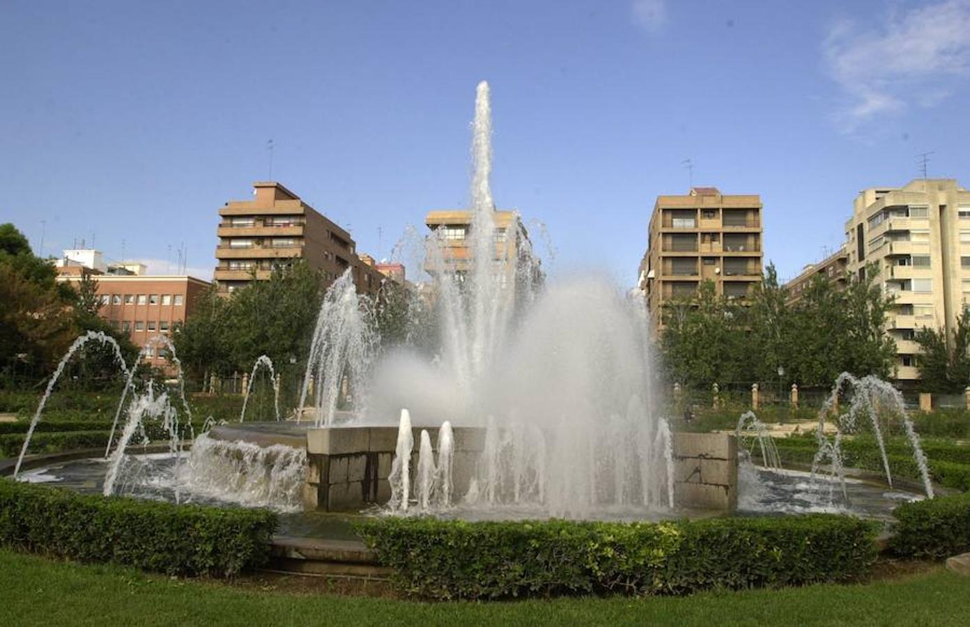 5.- Jardines de Viveros (C/ San Pío V, s/n) | Se trata del jardín más representativo de Valencia por su valor histórico, cultural, ecológico y paisajístico. Sus orígenes se remontan a la época musulmana, cuando en esos mismos terrenos fue construida una almunia por orden de los sultanes de la ciudad. La construcción fue mantenida y ampliada por parte de los reyes cristianos tras la conquista, que terminó por formar los que en su día fueron los Jardines del Real. Por desgracia, llegado el siglo XIX fue destruida; cabía la posibilidad de beneficiar estratégicamente posibles bombardeos franceses.