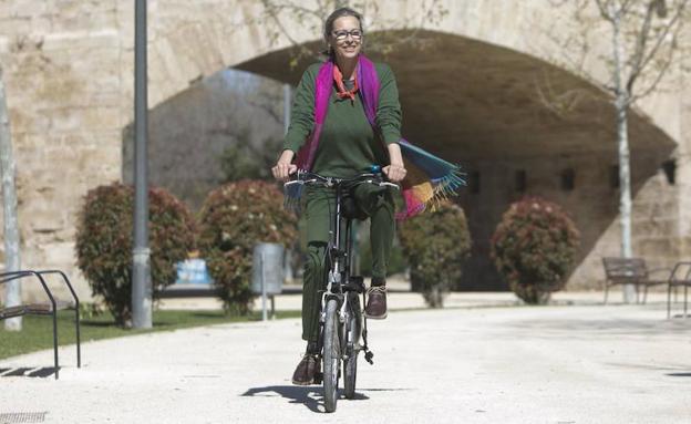 Paola Dominguín acude en bicicleta, otra de sus grandes aficiones, a su cita con Revista de Valencia.