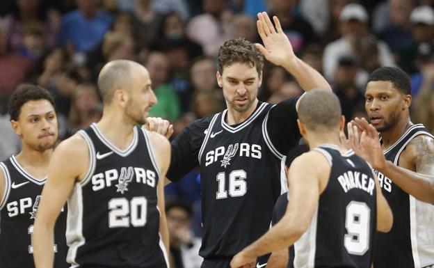 Pau Gasol celebra una canasta. Afp