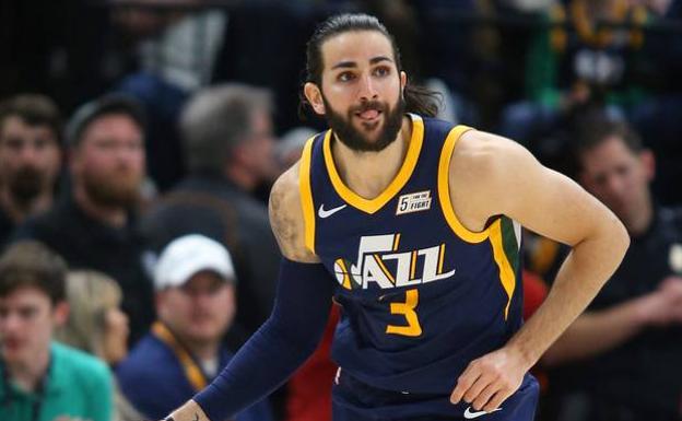 Ricky Rubio bota el balón. 