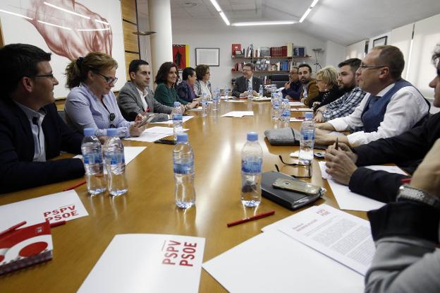 Ximo Puig, al fondo, preside la reunión del secretariado del PSPV celebrada el martes. 