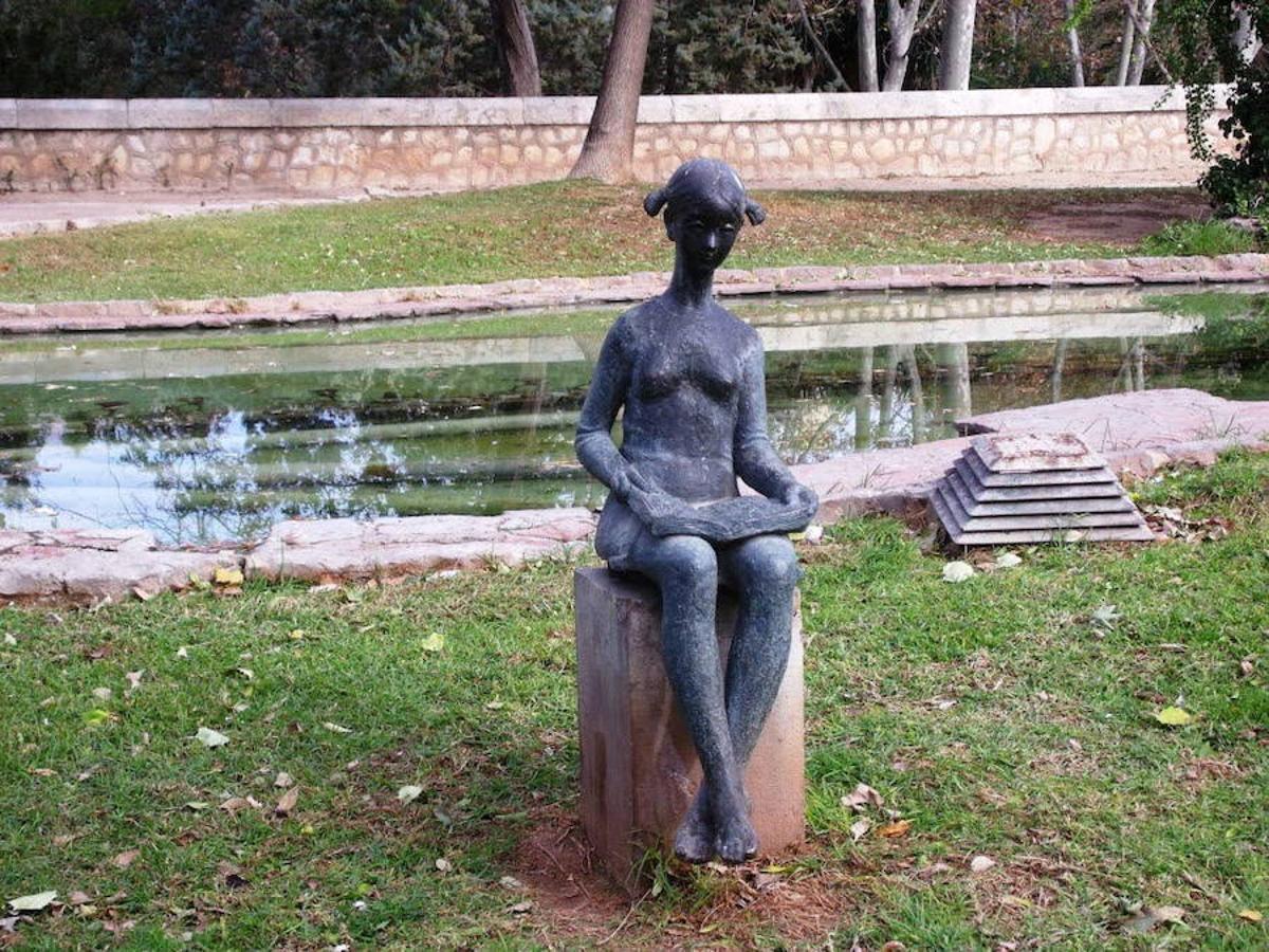 En el centro del jardín se alza una gran fuente ornamental con una escultura conocida como La Niña de las Coletas, descalza y con su libro sobre las rodillas, obra del escultor José Esteve Edo. Además, en todo el jardín se alzan diversas esculturas dedicadas a José Benlliure Ortiz, Pedro Ferrer Calatayud, Azorín, Salvador Tuset Tuset, Federico Mistral y dos esfinges con rostro de mujer situadas a la salida del Pont de Fusta.