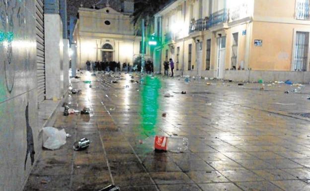 Botellón en el barrio de Benimaclet.