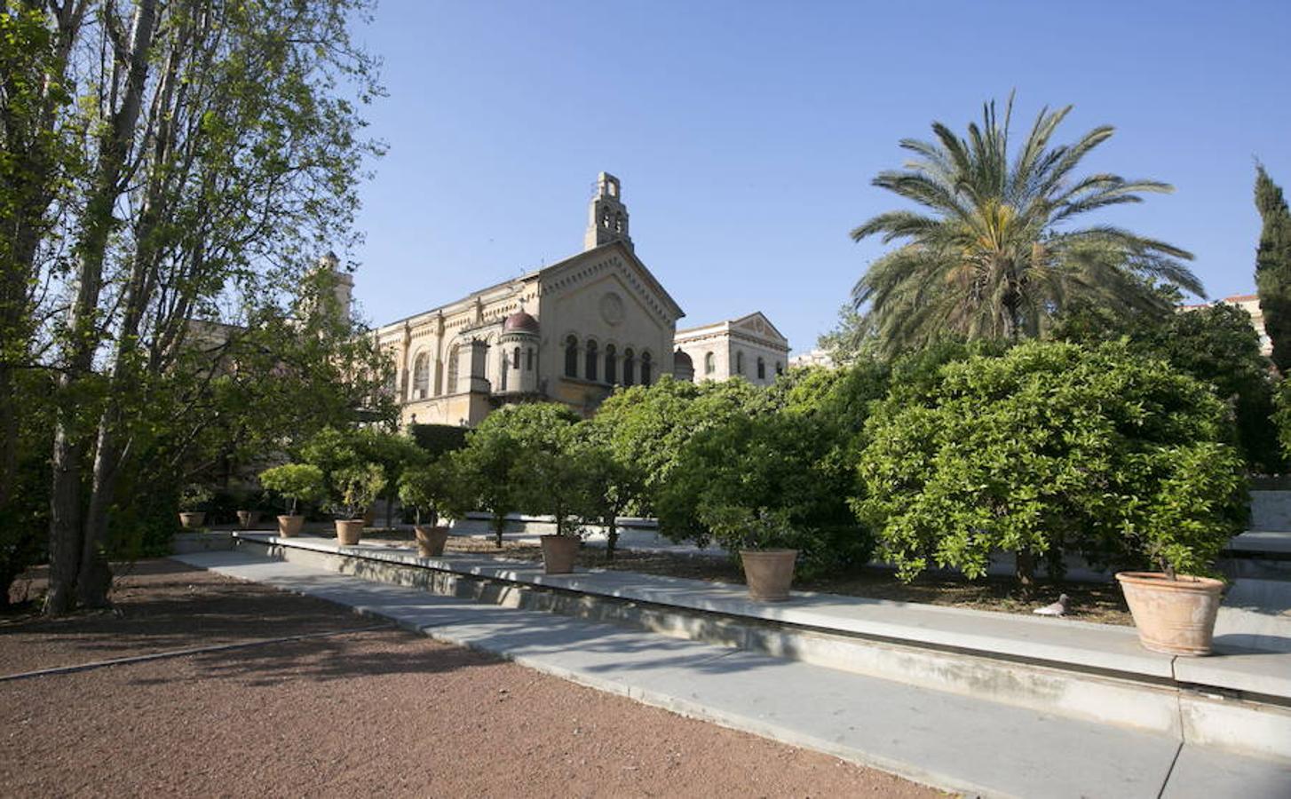 3.- Jardín de las Hespérides (Carrer de Quart, 80) | La mitología centra tanto el origen como la estructura y composición del Jardín de las Hespérides, construido en el año 2000 por los diseñadores María Teresa Santamaría, Antonio Gallud, Miguel del Rey y Carlos Campos. 