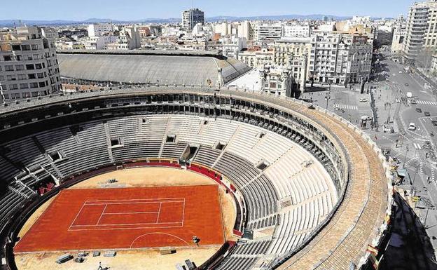 Vista áerea de la pista de tenis en la plaza de toros de Valencia.