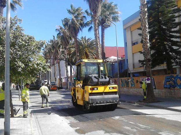 Una de las calles donde se colocan 'lomos de asno' ayer por la mañana. 