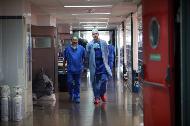 Profesionales del Hospital de La Ribera en un pasillo del centro sanitario. 