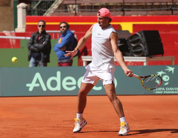 Rafa Nadal se dispone a golpear durante el entrenamiento matinal de ayer en la plaza de toros. 