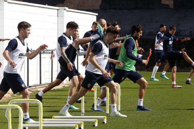Los jugadores del Valencia durante el entrenamiento de ayer. 