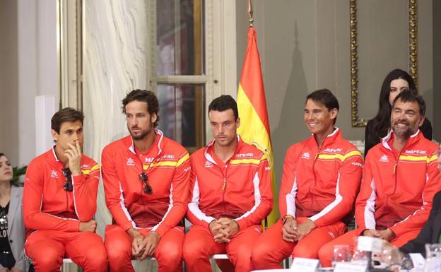 Selección española durante el sorteo de la eliminatoria de la Copa Davis que se juega en Valencia